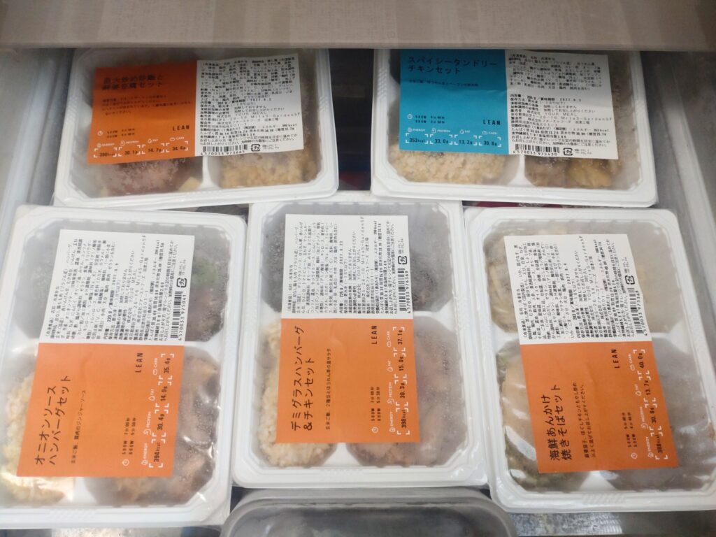 マッスルデリのお弁当5食を冷凍庫上段に収納した状態